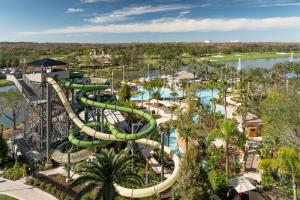 uma imagem de um parque aquático num resort em The Ritz-Carlton Orlando, Grande Lakes em Orlando