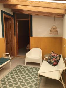 sala de estar con sillas, sofá y mesa en La casita de La laguna, en La Laguna