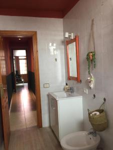 bagno con servizi igienici, lavandino e specchio di La casita de La laguna a La Laguna