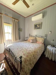 a bedroom with a bed and a window at Belvoir B&B Cottages in Grafton
