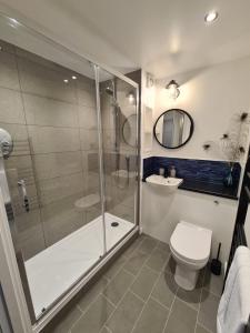 W łazience znajduje się prysznic, toaleta i umywalka. w obiekcie Six Stevenson House, Oban w mieście Oban