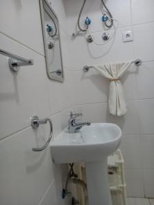 a bathroom with a sink and a mirror at Arco-yris in Ponta do Sol