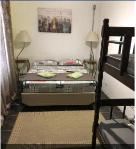 ein Schlafzimmer mit einem Bett mit zwei grünen Platten darauf in der Unterkunft Augusta Jardins Home in São Paulo