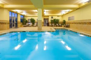 a large swimming pool in a hotel lobby at Courtyard Omaha La Vista in La Vista