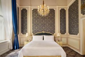 Rúm í herbergi á Hotel Imperial, a Luxury Collection Hotel, Vienna