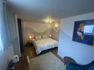 sypialnia z łóżkiem i obrazem na ścianie w obiekcie Urban Pod Hotel Liverpool w Liverpoolu