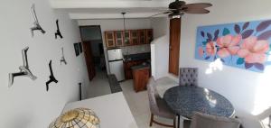 Palmitas Apartment في بويرتو فايارتا: مطبخ مع طاولة وغرفة طعام