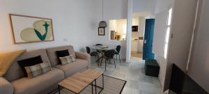 a living room with a couch and a table at el 2 de Flamenco 2ºA in Cádiz