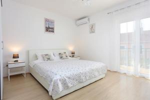 Katil atau katil-katil dalam bilik di Seaside holiday house Poljica, Trogir - 5161