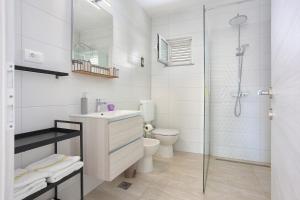 ein Bad mit einem WC, einem Waschbecken und einer Dusche in der Unterkunft Seaside holiday house Poljica, Trogir - 5161 in Marina