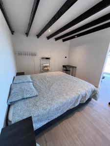 una camera con un grande letto di Cabaña Hermosa Maitencillo a Valparaíso