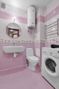 トムスクにあるKvart Otel Nadezhdaのピンクのバスルーム(シンク、洗濯機付)