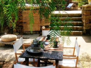 A garden outside B&b Le Mareddre