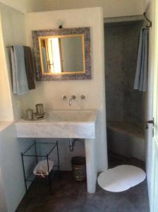 A bathroom at B&b Le Mareddre