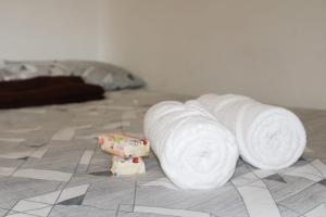 uma pilha de toalhas brancas numa cama em Rancho Boa Vista em Barreirinhas