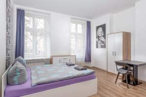 1 dormitorio con cama y escritorio. en 70s Hostel, en Cracovia