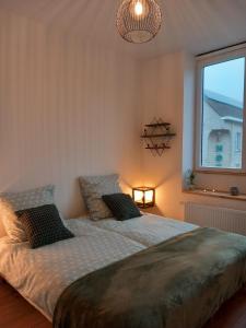 Un dormitorio con una cama grande y una ventana en R&N Sea Holiday, en Blankenberge