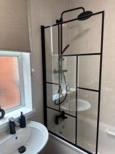 a bathroom with a shower and a sink at SHM Stays Great for long term stays & Short Stays, 15 min drive to City Centre & Airport 2 min walk to Shops and Train Station in Birmingham