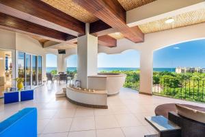 un soggiorno a pianta aperta con vista sull'oceano di Ocean View Penthouse In Tamarindo w/ BeachClub Access a Tamarindo