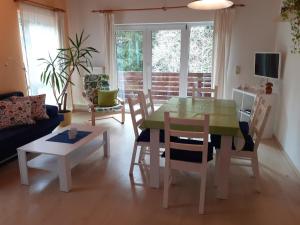 sala de estar con mesa, sillas y sofá en Ferienhaus für 6 Personen ca 96 qm in Großbreitenbach, Thüringen Rennsteig, en Großbreitenbach