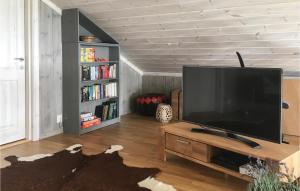 リレハンメルにあるAmazing Home In Lillehammer With 4 Bedrooms, Sauna And Wifiのリビングルーム(薄型テレビ、テーブル付)