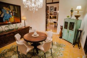 Los Murmullos Casa Boutique por chef Patrick Cros, Campeche في كامبيش: غرفة طعام بها طاولة وكراسي