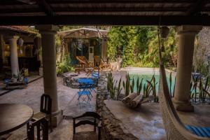 Los Murmullos Casa Boutique por chef Patrick Cros, Campeche في كامبيش: فناء خارجي مع مسبح وطاولات وكراسي