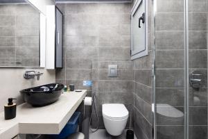 łazienka z toaletą, umywalką i prysznicem w obiekcie Olympic Mets Apartment w Atenach +27 zdjęć