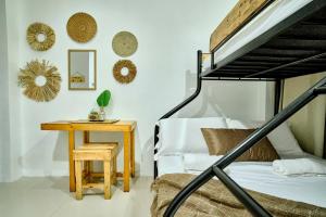 - une chambre avec un lit et une table en bois dans l'établissement Pallet Homes - Gran Plains, à Iloilo