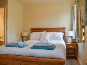 1 dormitorio con 1 cama con toallas en Swallows - Uk41742 en Mayfield