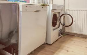 einen Trockner und eine Waschmaschine in der Küche in der Unterkunft Lovely Home In Kosta With Wifi in Kosta