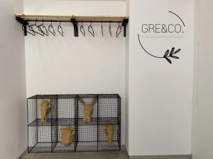 una habitación con cuatro gatos en una jaula en GREandCO PARKING PUBLICO GRATUITO, en Toledo