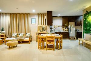 cocina y sala de estar con mesa y sofá en Pallet Homes - Gran Plains, en Iloilo City