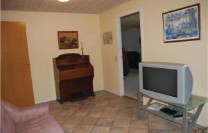 Nørre NebelにあるGorgeous Home In Nrre Nebel With Kitchenのリビングルーム(テレビ、ピアノ付)