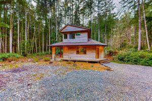 a small house in the middle of a forest at The Hideaway in Langley