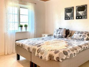 Tempat tidur dalam kamar di Holiday home BERGKVARA VIII