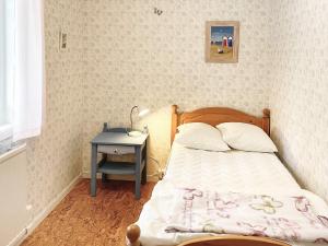 um pequeno quarto com uma cama e uma mesa em Holiday home FRÖVI III em Frövi