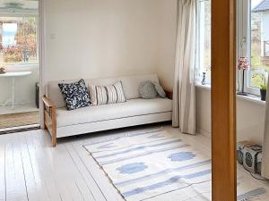 ein Wohnzimmer mit einer Couch und einem Fenster in der Unterkunft 6 person holiday home in ODENSBACKEN-By Traum in Odensbacken