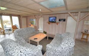 - un salon avec deux canapés et une table dans l'établissement Amazing Home In Fars With Kitchen, à Hvalpsund