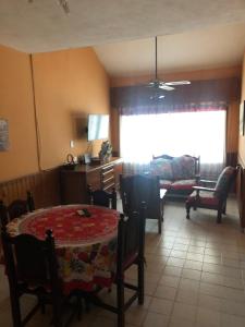 ein Esszimmer mit Tisch und Stühlen und ein Wohnzimmer in der Unterkunft Alojamiento Temporario “LG” in Presidencia Roque Sáenz Peña