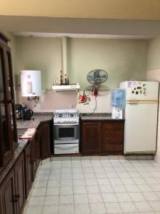 Η κουζίνα ή μικρή κουζίνα στο Alojamiento Temporario “LG”