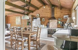 cocina con mesa y sillas en una habitación en Stunning Home In Vstra Torup With Wifi, en Västra Torup