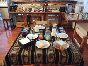 uma mesa com pratos de comida em cima em Atacama Checar, Hostal em San Pedro de Atacama