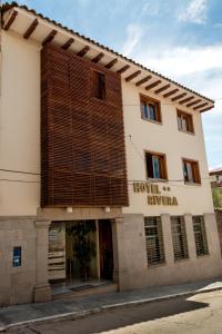 un edificio con un hotel kivanova sul lato di Hotel Rivera ad Ayacucho