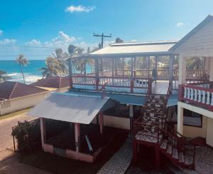 Casa con terraza grande con vistas al océano en Sunrise Hotel, en Corn Island