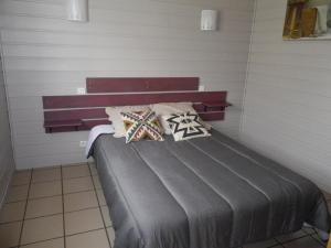 una cama con almohadas en una habitación en Gîte Bouquehault, 3 pièces, 4 personnes - FR-1-376-65, en Bouquehault