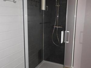 baño con ducha y puerta de cristal en Gîte Bouquehault, 3 pièces, 4 personnes - FR-1-376-65, en Bouquehault