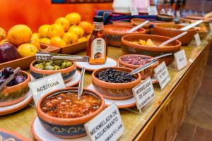 un buffet con ciotole di diversi tipi di cibo di Hotel Pakaritampu a Ollantaytambo