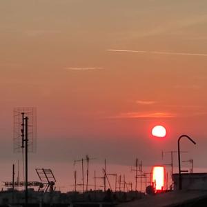 Η ανατολή ή δύση του ηλίου όπως φαίνεται από αυτό το διαμέρισμα ή από εκεί κοντά