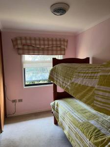 a bedroom with two beds and a window at Acogedora casa en Pingueral in Concepción